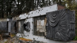 ទិដ្ឋភាព​អគារ​ចងចាំ​សង្គ្រាម​លោក​លើក​ទីពីរ ដែល​រង​ការ​បំផ្លិចបំផ្លាញ​ដោយសារ​ការ​ប្រយុទ្ធគ្នា​រវាង​អ៊ុយក្រែន​និង​រុស្ស៊ី​នៅ​ភូមិ Dolyna ក្នុង​តំបន់ Donetsk ប្រទេស​អ៊ុយក្រែន ថ្ងៃទី ៣ ខែវិច្ឆិកា ឆ្នាំ២០២២។ 