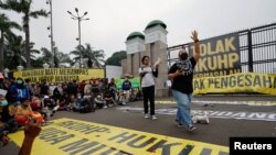 Manifestation contre le nouveau code pénal de l'Indonésie devant les bâtiments du Parlement à Jakarta, le 5 décembre 2022. 