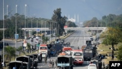 Kendaraan pasukan keamanan terlihat di sepanjang jalan raya Islamabad-Rawalpindi yang diblokir selama demonstrasi anti-Prancis oleh aktivis dan pendukung Tehreek-e-Labbaik Pakistan (TLP), sebuah partai keagamaan, di Islamabad pada 16 November 2020. (Foto: AFP )