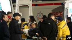 Tim evakuasi memindahkan penumpang pesawat yang terluka dalam kecelakaan pesawat milik Azerbaijan Airlines di dekat Kota Aktau, Kazakhstan, saat para penumpang tersebut tiba di Baku Azerbaijan, pada 26 Desember 2024. (Foto: AP)