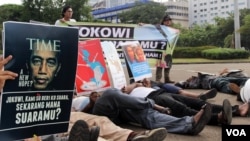 Aksi unjuk rasa di depan Istana Negara, Jakarta hari Rabu (17/12) untuk mendesak pemerintah mengusut tuntas pelaku penembakan di Paniai, Papua (foto: VOA/Fathiyah).