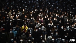 រូបឯកសារ៖ ពលរដ្ឋជប៉ុនធ្វើដំណើរចាកចេញពីស្ថានីយ៍រថភ្លើង Shinagawa ដើរឆ្ពោះទៅកាន់ការិយាល័យធ្វើការងាររបស់ខ្លួន នៅទីក្រុងតូក្យូ ប្រទេសជប៉ុន កាលពីថ្ងៃទី ២៨ ខែកុម្ភៈ ឆ្នាំ ២០២០។ 