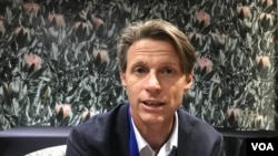 លោក Justin Scarr ប្រធាន​សហព័ន្ធ​សង្គ្រោះ​ជីវិត​ប្រចាំ​តំបន់​អាស៊ី​អាគ្នេយ៍ ផ្តល់​បទសម្ភាស៍​ដល់ VOA នៅ​ថ្ងៃទី៨ ខែតុលា ឆ្នាំ២០១៩។ (កាន់ វិច្ឆិកា/VOA)