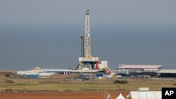 La plate-forme de forage du champ pétrolier Kingfisher, exploitée par la China National Offshore Oil Corporation (CNOOC), sur les rives du lac Albert, dans le district de Kikuube, à l'ouest de l'Ouganda, le mardi 24 janvier 2023. (Photo AP/Hajarah Nalwadda)