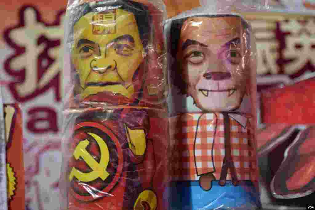 &nbsp;The Hong Kong Democracy Party promoted toilet paper with an unflattering portrait of Hong Kong Chief Executive Leung Chun-ying, Hong Kong, Feb. 19, 2015. &nbsp;(VOA / Tang Hui Yun)​