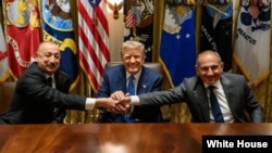 美国总统特朗普2025年8月8日在白宫内阁室会晤阿塞拜疆总统阿利耶夫和亚美尼亚总理帕什尼扬。(白宫照片)