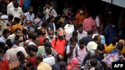 People crowd along a busy road in Mumbai on April 12, 2021, as India overtook Brazil as the country with the second-highest number of COVID-19 coronavirus infections.