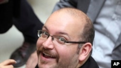 Jason Rezaian, seorang koresponden Washington Post bekerwarganegaraan ganda Amerika dan Iran, tersenyum ketika menghadiri kampanye pemilu Presiden Hassan Rouhani di Teheran, 11 April 2013. (Foto: dok AP Photo/Vahid Salemi)