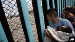 Grupa imigranata iz Centralne Amerike fotografisana u Tihuani, Meksiku, prije ulaska u SAD