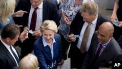 German Defense Minister Ursula von der Leyen, center, and other delegates vote on the proposed relocation of the German troops from Incirlik in Turkey to Jordan, during a session of the Bundestag in Berlin, Germany, June 21, 2017.