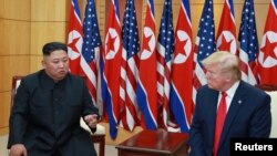 TT Mỹ Donald Trump đàm đạo với lãnh tụ Triều Tiên Kim Jong Un tại một cuộc gặp gỡ ở Bàn Môn Điếm ở khu phi quân sự chia cách hai miền bán đảo Triều Tiên ngày 30/6/2019. KCNA via REUTERS 