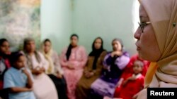 Seorang konselor berupaya meyakinkan para perempuan di Minia, Mesir, untuk tidak memberlakukan praktik mutilasi kelamin terhadap anak-anak perempuan mereka. (Foto: Dok)