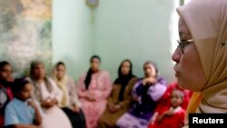 Seorang konselor mencoba meyakinkan sekelompok perempuan Mesir bahwa mereka tidak perlu melakukan mutilasi genital untuk anak-anak perempuan mereka. (Foto: Dok)
