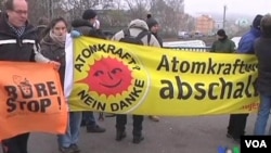 Los activistas realizaron manifestaciones a lo largo del recorrido realizado por el tren con deshechos nucleares.