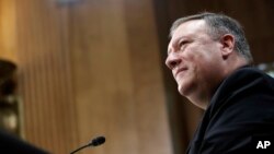 Calon Menteri Luar Negeri AS Mike Pompeo mendengarkan sidang dengar pendapat Komite Hubungan Luar Negeri Senat mengenai pengukuhannya, 12 April 2018, di Capitol Hill di Washington.