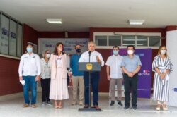 El presidente Iván Duque, en una declaración después de que fue vacunada la primera persona en el país, en Sincelejo, Colombia. El mandatario estuvo acompañado de la vicepresidenta Marta Lucía Ramírez (Izq.) y el Ministro Fernando Ruiz (Der.).