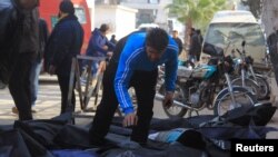 បុរស​ម្នាក់​ព្យាយាម​កំណត់​អត្តសញ្ញាណ​សាកសព​បន្ទាប់​ពី​អ្វី​ដែល​សកម្មជន​និយាយ​ជា​ការ​វាយប្រហារ​តាម​អាកាស​ដែល​ប្រព្រឹត្ត​ដោយ​ទ័ព​អាកាស​រុស្ស៊ី ​នៅ​ក្នុង​ក្រុង Idlib ប្រទេស​ស៊ីរី កាលពី​ថ្ងៃទី២០ ខែធ្នូ ឆ្នាំ២០១៥។