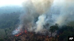 Hutan Amazon di Kotamadya Manaquiri, negara bagian Amazonas, Brazil, tampak terbakar, Rabu, 6 September 2023. (Foto: Edmar Barros/AP)
