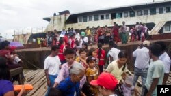 Las pequeñas figuras de un esqueleto con bata de médico y un paciente, fueron colocados en el altar en honor al doctor José Luis Linares, quien falleció por síntomas relacionados con COVID-19, en Ciudad de México. Noviembre 1, 2020. 