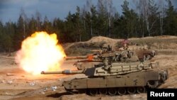 Tank M1A1 Abrams milik Angkatan Darat AS saat latihan militer di Adazi, Latvia 26 Maret 2021. (Foto: REUTERS/Ints Kalnins)