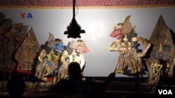 Pertunjukan wayang kulit dan musik gamelan dari Keraton Yogyakarta digelar di Universitas Yale di kota New Haven, Connecticut, AS. (Foto: VOA).