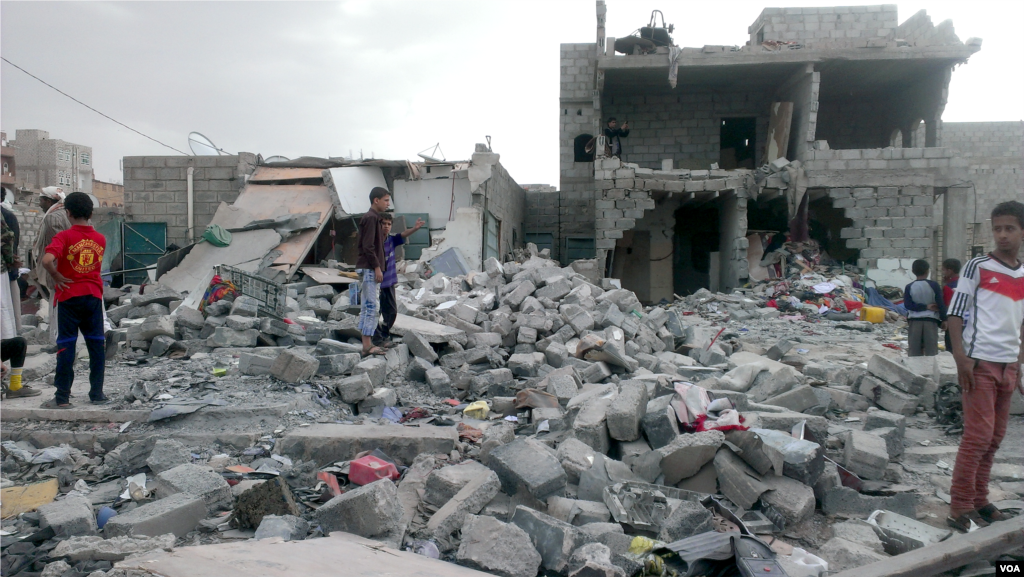 Months after an airstrike on a neighborhood populated by black Yemenis, or "Muhamasheen," more than a hundred buildings still remain in rubble and survivors continue to search for any valuables, Sana'a, Yemen, Oct. 9, 2015. (Almigdad Mojalli/VOA)