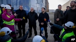 Украинскиот претседател Володимир Зеленски зборуваше за време на брифинг на територија на нуклеарна централа во Украина, 13 февруари 2025 година