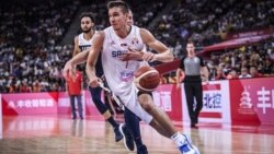 Bogdan Bogdanović u prodoru pored Mejsona Plamlija (Foto: FIBA World Cup Official Website)