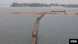 A wooden bridge connects to a sand island along the Mekong River, in Sambor district, Kratie province, March 11, 2020. (Sun Narin/VOA Khmer) 