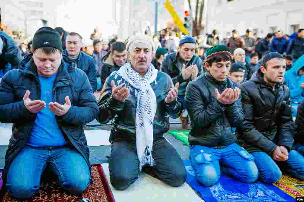 Para pria berdoa seusai shalat. (VOA/Vera Undritz)