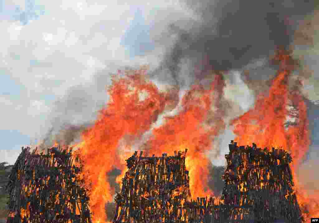 Pemerintah Kenya membakar senjata-senjata ilegal yang disita di desa Ngong, Kajiado, Kenya.