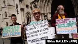 Sejumlah warga melakukan aksi demo menentang rencana deportasi sejumlah migran dari Inggris ke Rwanda dalam aksi di luar Gedung Pengadilan Tinggi di London, pada 13 Juni 2022. (Foto: AFP/Niklas Halle'n)