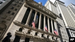 ARCHIVO - Un peatón pasa frente a la Bolsa de Valores de Nueva York, el 24 de enero de 2022, en Nueva York, EEUU.