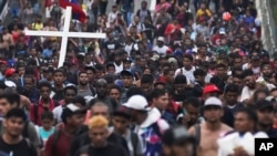 Sejumlah migran, banyak di antara mereka berasal dari Venezuela, berjalan di sepanjang jalan tol Huehuetan di Chiapas, Meksiko, pada 7 Juni 2022. (Foto: AP/Marco Ugarte)