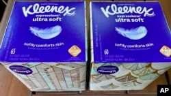 Cajas de Kleenex en una tienda de Ann Arbor (Michigan) el 25 de mayo del 2022. (AP Photo/Dee-Ann Durbin)