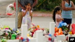 Ožalošćeni posjećuju spomen obilježje u osnovnoj školi Robb, stvoreno u čast žrtvama ubijenim u nedavnoj pucnjavi u školi, u Uvaldeu, Teksas, 6. juna 2022.