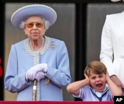 La reina Isabel, como se la conoce en el mundo hispano, compareció junto a la familia real el jueves 2 de junio a una de las celebraciones en su honor. En la imagen captada con el principe Louis, uno de sus bisnietos, que llamó la atenci{on de las cámaras por sus gestos y cercanía con la monarca. (Foto AP)