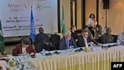 Volker Perthes (kedua dari kanan), utusan PBB untuk Sudan dalam pembicaraan Sudan yang dimediasi misi politik PBB di Sudan dan Uni Afrika di Khartoum, Sudan Rabu 8 Juni 2022. 