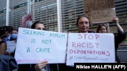 Manifestation contre l'intention du gouvernement britannique de réorienter des demandeurs d'asile vers le Rwanda, à Londres, le 13 juin 2022. 