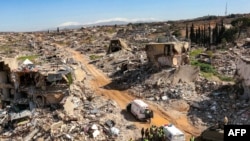 အစ္စရေးတပ်တွေဆုတ်ခွါသွားတဲ့ လက်ဘနွန်တောင်ပိုင်းက ကဖာကီလာရွာပျက်ထထဲကို အကူအညီပေးရေးအဖွဲ့တွေရဲ့ အရေးပေါ်ကားတွေနဲ့ လက်ဘနွန်စစ်ကားတွေ ရောက်ရှိလာစဥ်။ (ဖေဖေါ်ဝါရီ ၁၈၊ ၂၀၂၅) 