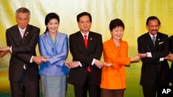 South Korean President Park Geun-hye joins hands with leaders of ASEAN during a group photo, Oct. 9, 2013. 