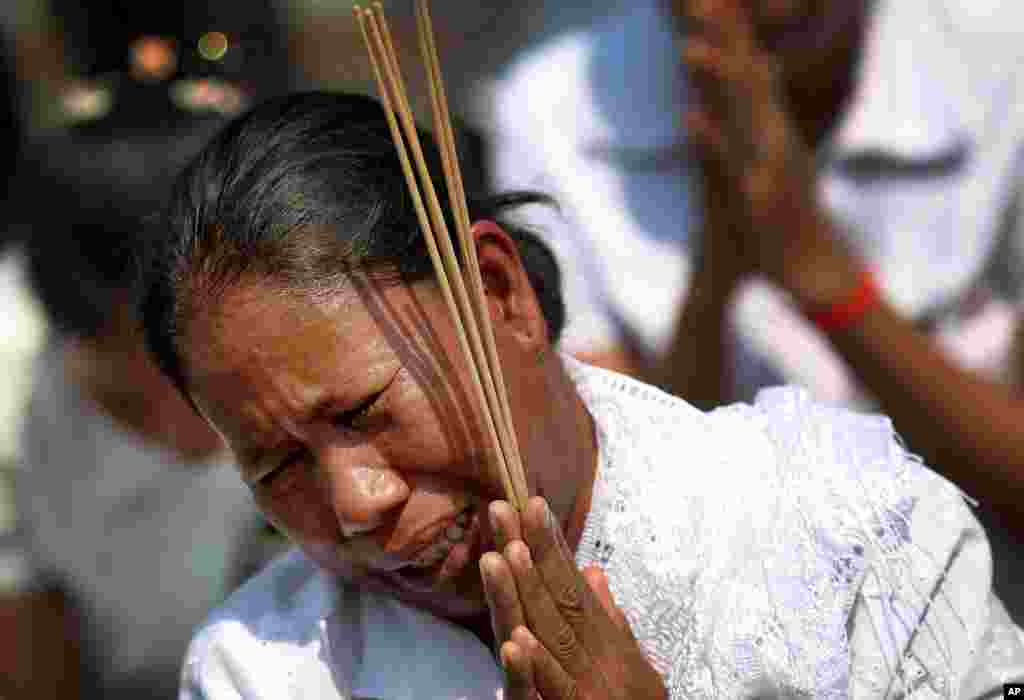 A woman mourns the late former Cambodian King Norodom Sihanouk in a funeral procession in Phnom Penh.