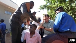 កងកម្លាំង​របស់​ប្រទេស​ម៉ាលី​ដឹក​ជញ្ជូន​ចំណាប់ខ្មាំង​ដែល​ត្រូវ​បាន​ដោះ​លែង​ពី​សណ្ឋាគារ Radisson Blu នៅ​ក្នុង​ក្រុង​បាម៉ាកូ (Bamako) កាលពី​ថ្ងៃទី២០ ខែវិច្ឆិកា ឆ្នាំ២០១៥។