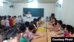 Trong một lớp học tại Việt Nam. Thầy giáo là nhà giáo dục nổi tiếng, Phạm Toàn. Hình minh họa.