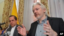 Menteri Luar Negeri Ekuador Ricardo Patino (kiri) dan pendiri WikiLeaks Julian Assange dalam konferensi pers di Kedutaan Besar Ekuador di London, Senin (18/8).