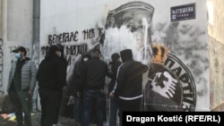 Nepoznate osobe čiste grafit sa likom haškog osuđenika Ratka Mladića u centru Beograda (Foto: RSE/Dragan Kostić)