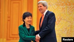 Janubiy Koreya prezidenti Pak Gin Xe, Amerika Davlat kotibi Jon Kerri Seulda uchrashmoqda. 12-aprel, 2013-yil.