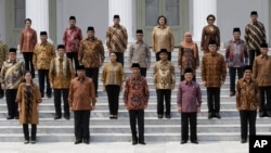 Tổng thống Indonesia Joko Widodo (hàng đầu, giữa) cùng với các bộ trưởng trong nội các mới sau lễ tuyên thệ nhậm chức tại dinh Tổng thống ở Jakarta, Indonesia, ngày 27/10/2014.