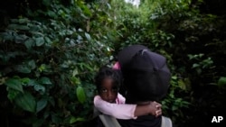 ARCHIVO - Migrantes aparecen su viaje hacia el norte, cerca de Acandí, Colombia, en septiembre de 2021, en su camino para cruzar el Tapón del Darién desde Colombia a Panamá con el sueño de llegar a Estados Unidos.