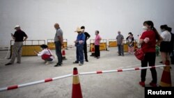 上海市民排队接受新冠病毒核酸检测。（2022年7月7日）